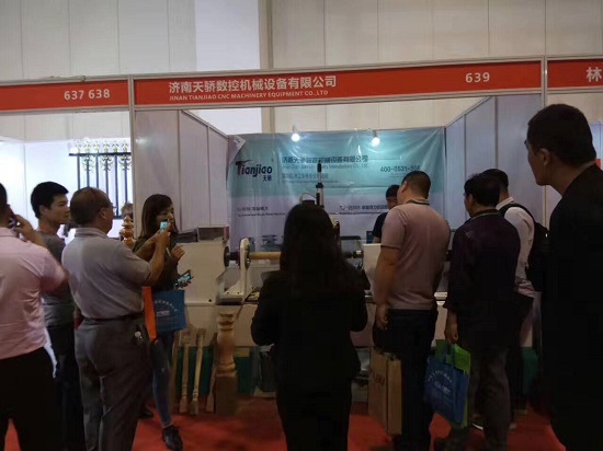 客户参观天骄数控木工车床